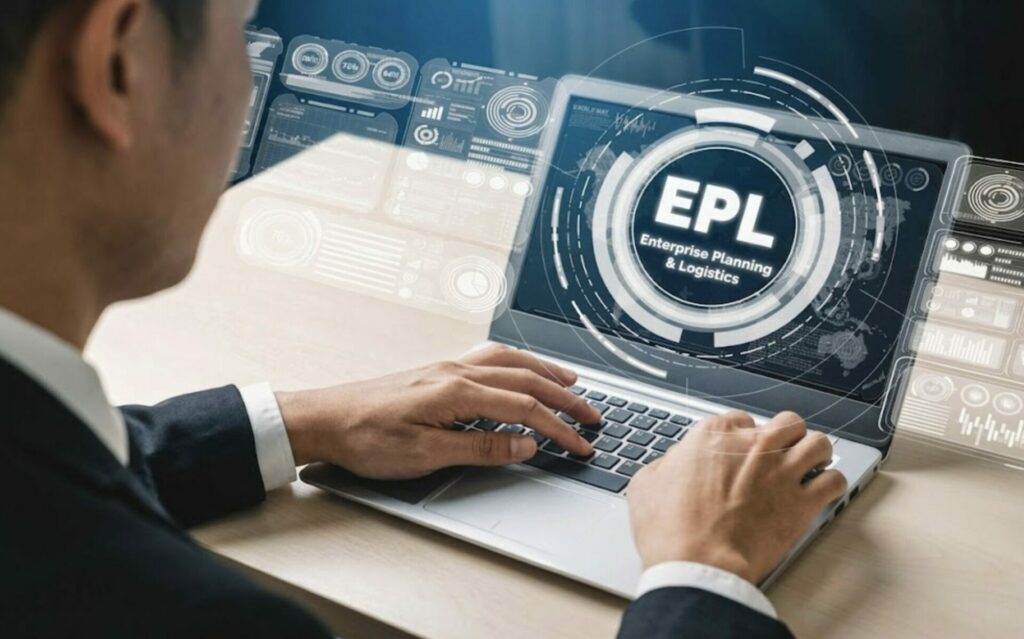 Un hombre de negocios trabajando en una computadora portátil donde se muestra una interfaz digital futurista. En el centro de la pantalla resaltan las siglas 'EPL' junto al texto 'Enterprise Planning & Logistics'. A su alrededor flotan gráficos interactivos, diagramas de datos y paneles de control translúcidos que sugieren un entorno de gestión logística avanzada.