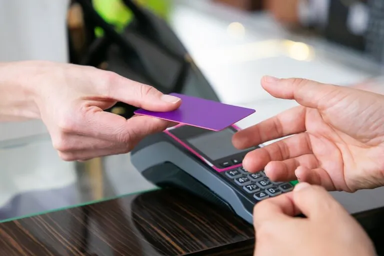 Sistemas de pago con tarjeta en Uruguay: ¿cuál me conviene y cuáles son los costos?