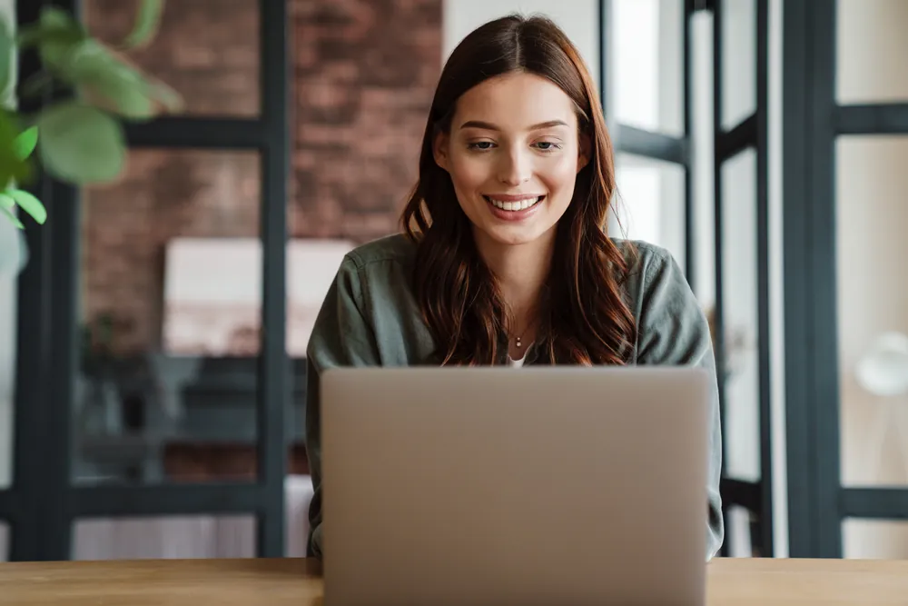 Mujer trabajando con Contabilium en su notebook